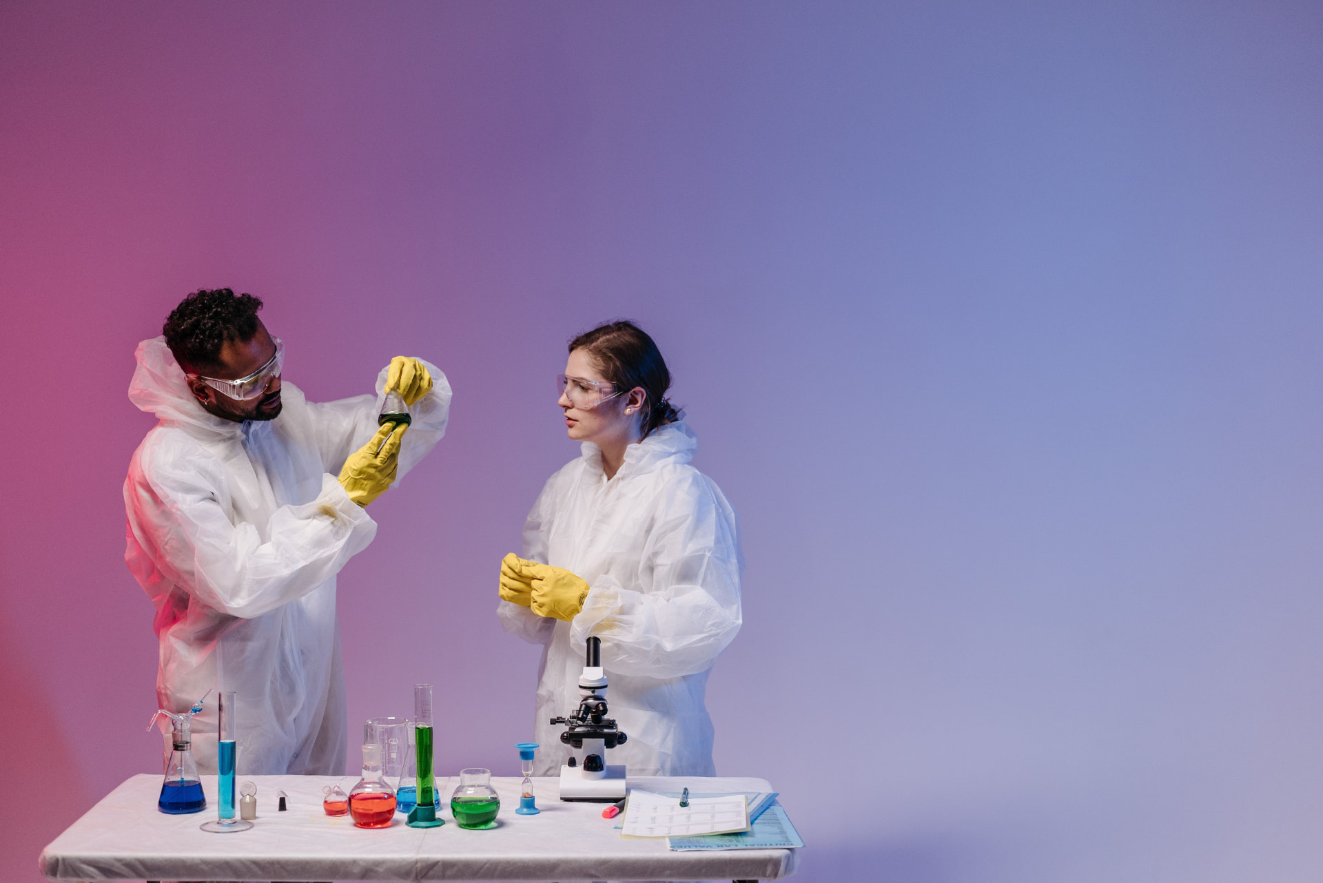 Chercheurs en laboratoire analysant des échantillons scientifiques